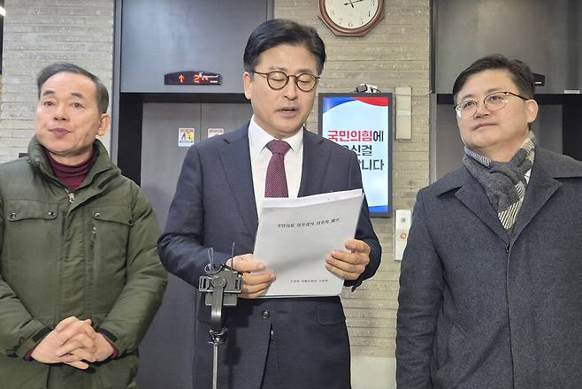 김종혁 전 국민의힘 최고위원이 1월19일 서울 여의도 국민의힘 중앙당사에서 열린 윤리위원회에 출석한 뒤 취재진과 인터뷰하고 있다. ⓒ연합뉴스