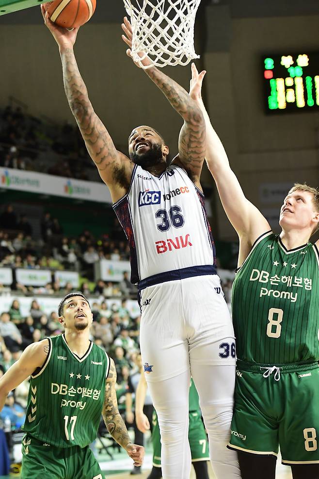 프로농구가 A매치 휴식기를 마치고 5일 재개된다. 치열한 2, 6위 싸움이 예상되는 가운데 원주에서 DB-KCC, 고양에서 소노-정관장이 피할 수 없는 맞대결을 펼친다. DB-KCC의 4라운드 맞대결. 사진제공|KBL