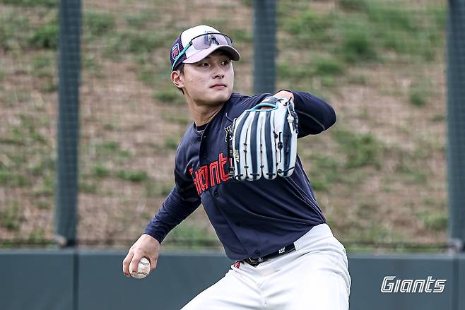 롯데 윤동희가 1월 31일 대만 타이난 아시아·태평양야구훈련센터서 열린 1차 스프링캠프 도중 캐치볼로 몸을 풀고 있다. 사진제공｜롯데 자이언츠