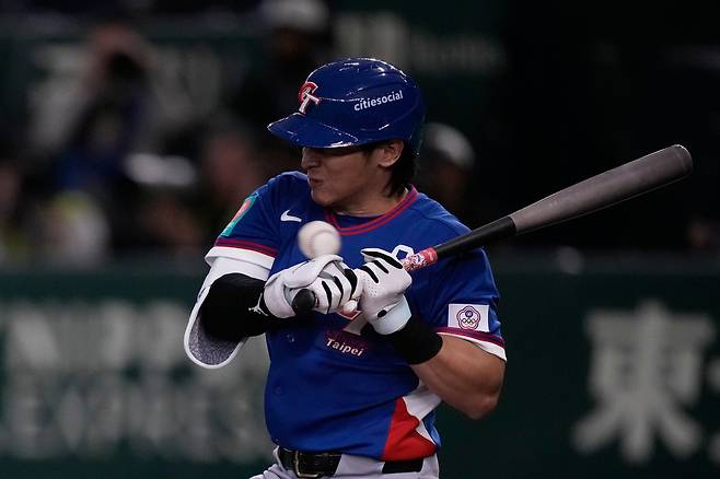 대만 대표팀 천제셴(사진)이 5일 일본 도쿄돔에서 열린 제6회 월드베이스볼클래식(WBC) 호주와 맞대결서 6회말 잭 오러플린의 투구에 왼손을 맞았다. 도쿄｜AP뉴시스