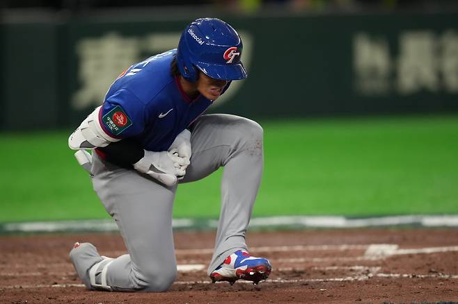 대만 대표팀 천제셴(사진)이 5일 일본 도쿄돔에서 열린 제6회 월드베이스볼클래식(WBC) 호주와 맞대결서 6회말 잭 오러플린의 투구에 왼손을 맞고, 고통을 호소하고 있다. 도쿄｜AP뉴시스