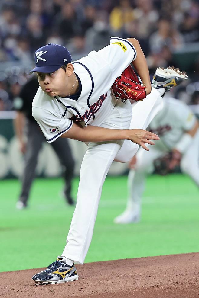 WBC 야구대표팀 소형준이 5일 일본 도쿄돔에서 열린 2026 WBC 본선 1라운드 체코와 경기에 선발등판해 힘차게 공을 던지고 있다. 도쿄|뉴시스