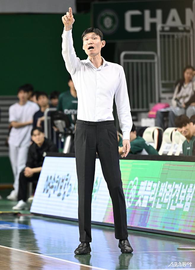 DB 김주성 감독이 5일 원주DB프로미아레나서 열린 KCC전에서 작전을 지시하고 있다. 사진제공｜KBL