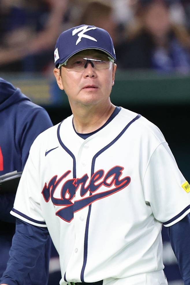 류지현 WBC 야구대표팀 감독이 5일 일본 도쿄돔에서 열린 2026 WBC C조 본선 1라운드 체코전에서 선수 교체를 지시한 후 덕아웃으로 들어가고 있다. 도쿄|뉴시스