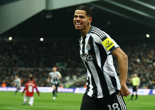 뉴캐슬 윌리엄 오술라가 5일 맨유전에서 후반 45분 결승골을 넣은 뒤 환호하고 있다. 로이터연합뉴스