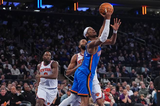 シャイギルジャース-アレクサンダーが5日、米国ニューヨークマディソンスクエアガーデンで開かれたニューヨークニックスと2025～2026アメリカプロバスケットボール正規リーグ遠征試合でシュートしている。ニューヨークAP連合ニュース