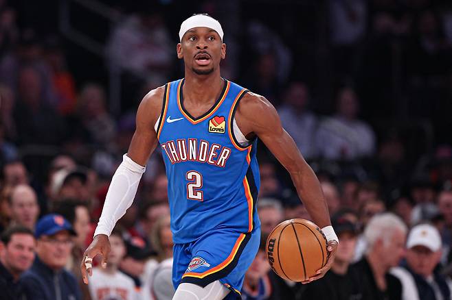 샤이 길저스-알렉산더가 5일 미국 뉴욕 매디슨 스퀘어 가든에서 열린 뉴욕 닉스와 2025~2026 미국프로농구 정규리그 원정 경기에서 드리블하고 있다. 뉴욕 | Imagn Image연합뉴스