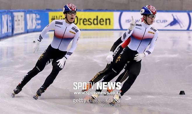 2017년 쇼트트랙 월드컵&nbsp; 당시 1위로 통과하는 임효준(오른쪽) 과 황대헌
