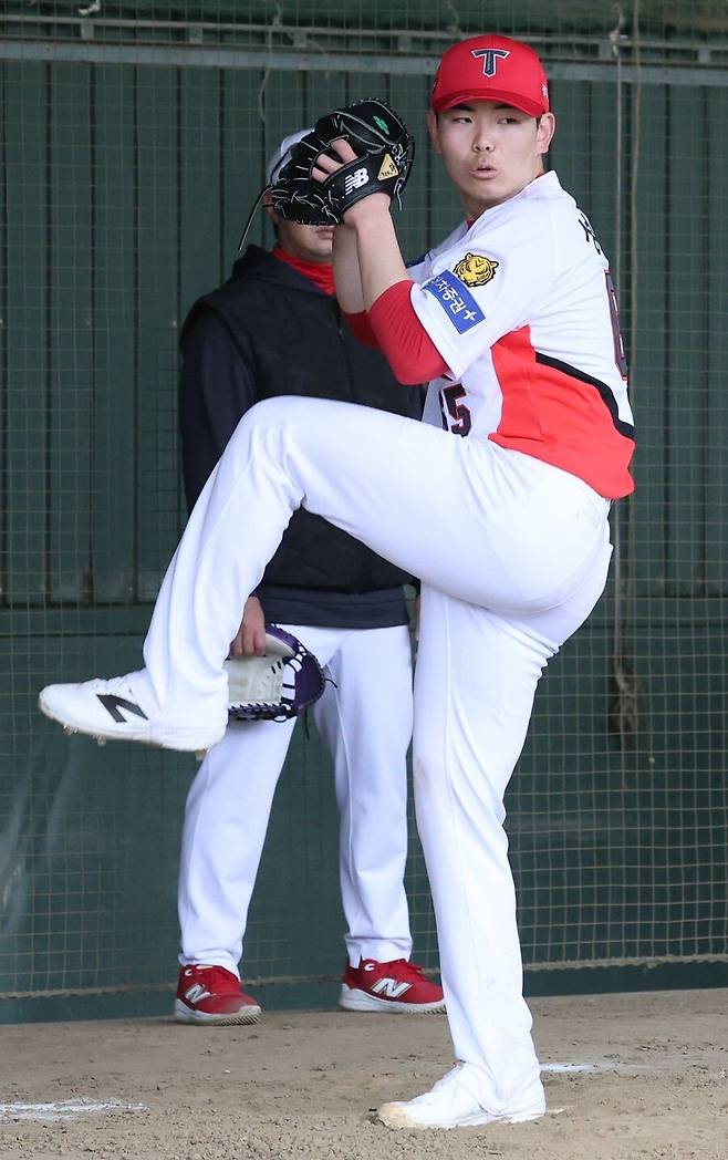 ▲ 이범호 KIA 감독은 성영탁을 일찌감치 필승조로 낙점하며 컨디션 조절에 공을 들이고 있다 ⓒKIA타이거즈