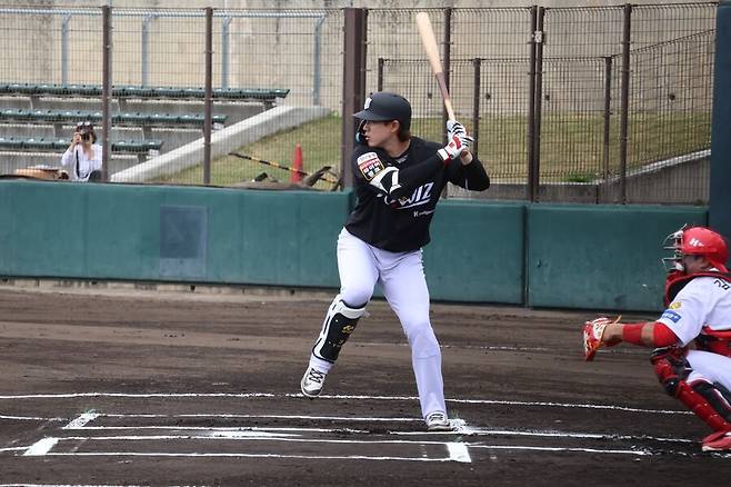 ▲ 5일 KIA와 연습경기에서 3타수 2안타에 도루 하나를 기록하는 등 가벼운 몸놀림을 보여준 최원준 ⓒKT위즈