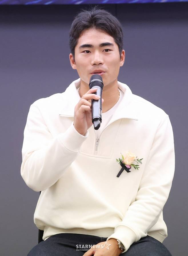 오재원이 지난해 11월 '2025 퓨처스 스타대상' 시상식에서 야구 부문 스타상을 수상한 후 기자회견에서 기자들의 질문에 답하고 있다.  /사진=김진경 대기자