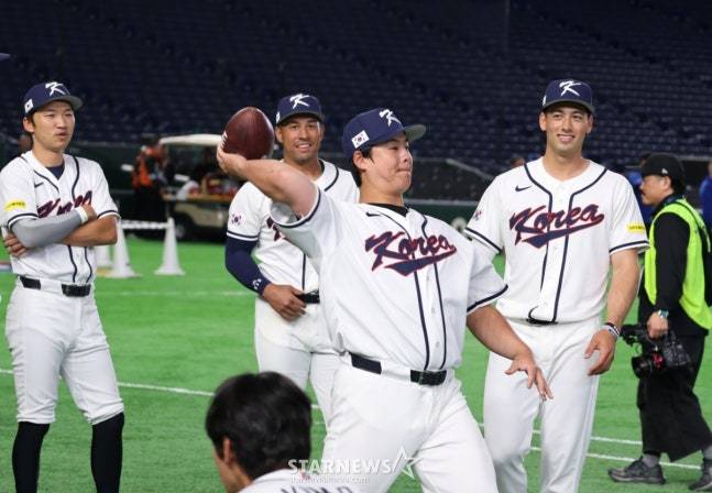 미식 축구공을 활용한 훈련을 하고 있는 노시환(가운데). /사진=강영조 선임기자