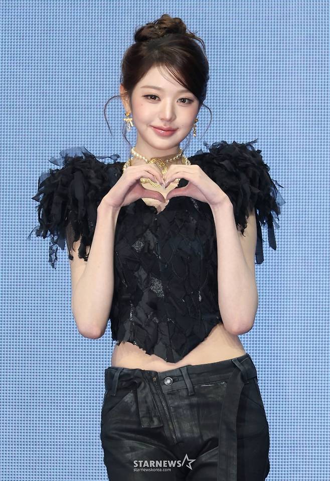 걸그룹 아이브(IVE) 장원영이 2026년 2월 23일 오후 서울 광진구 예스24라이브홀에서 진행된 정규 2집 ‘REVIVE+'(리바이브 플러스) 발매기념 쇼케이스에서 포즈를 취하고 있다.  이번 앨범에는 더블 타이틀곡인 ‘BLACKHOLE'(블랙홀), ‘BANG BANG'(뱅뱅)을 비롯해, ‘숨바꼭질'(Hush), ‘악성코드'(Stuck In Your Head), ‘Fireworks'(파이어워크), ‘HOT COFFEE'(핫커피), 장원영의 ‘8'(에잇), 가을의 ‘Odd'(오드), 이서의 ‘Super ICY'(슈퍼 아이시), 리즈의 ‘Unreal'(언리얼), 레이의 ‘In Your Heart'(인 유어 하트), 안유진의 ‘Force'(포스) 등 멤버별 솔로 트랙을 포함한 총 12곡이 수록됐다. /2026.02.23 /사진=이동훈 photoguy@