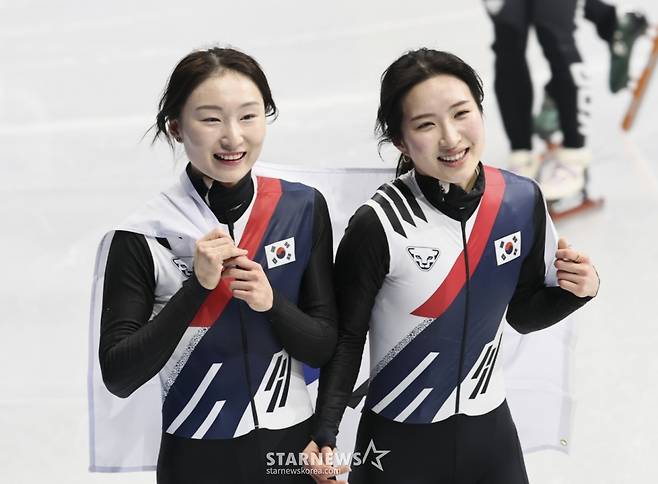 [밀라노=뉴시스] 김근수 기자 = 쇼트트랙 최민정과 김길리가 18일(현지 시간) 이탈리아 밀라노 아이스스케이팅 아레나에서 열린 2026 밀라노·코르티나 담페초 동계올림픽 여자 쇼트트랙 3000m 계주 결승에서 금메달을 차지하자 기쁨을 나누고 있다. 2026.02.19. ks@newsis.com /사진=김근수