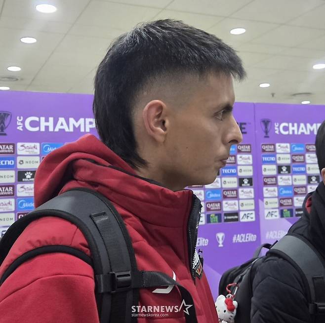 FC서울 공격수 후이즈가 지난 4일 서울월드컵경기장에서 열린 비셀 고베와의 '2025~2026 아시아축구연맹(AFC) 챔피언스리그 엘리트(ACLE)' 16강 1차전 후 믹스트존에서 인터뷰하고 있다. /사진=박재호 기자