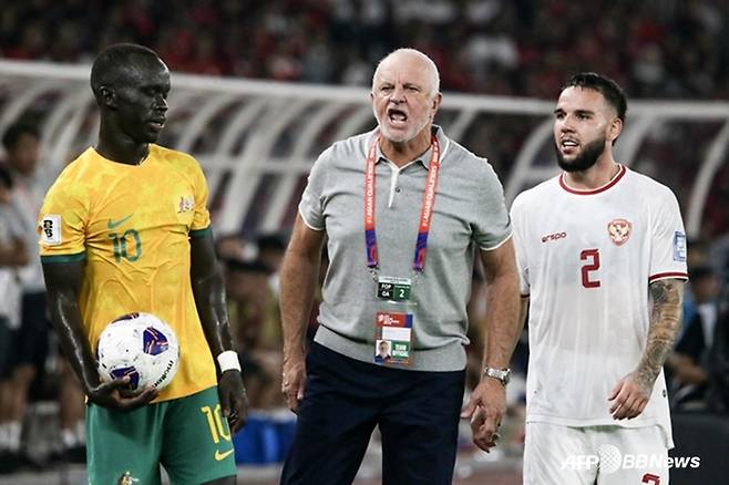 그레이엄 아널드(가운데) 이라크 축구대표팀 감독. /AFPBBNews=뉴스1