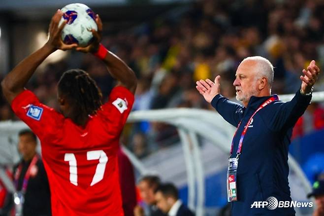 그레이엄 아널드(오른쪽) 감독이 경기 중 항의하고 있다. /AFPBBNews=뉴스1