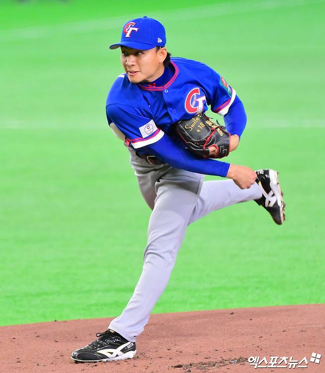 5일 오후 일본 도쿄돔에서 열린 2026 월드베이스볼클래식(WBC) C조 대만과 호주의 경기, 1회말 대만 선발투수 쉬러시가 공을 힘차게 던지고 있다. 도쿄, 김한준 기자