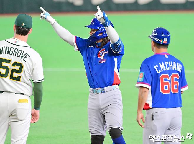 5일 오후 일본 도쿄돔에서 열린 2026 월드베이스볼클래식(WBC) C조 대만과 호주의 경기, 4회초 2사 대만 장위가 안타를 날린 후 기뻐하고 있다. 도쿄, 김한준 기자