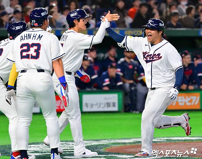 5일 오후 일본 도쿄돔에서 열린 2026 월드베이스볼클래식(WBC) C조 체코와 대한민국의 경기, 1회말 1사 만루 한국 문보경이 만루 홈런을 날린 후 기뻐하고 있다. 도쿄, 김한준 기자