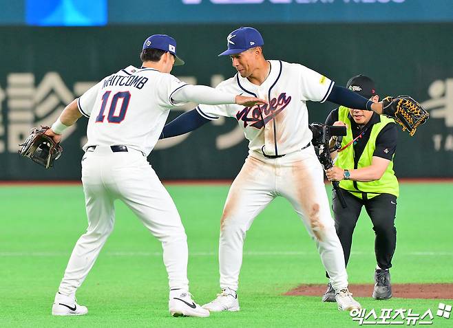 5일 오후 일본 도쿄돔에서 열린 2026 월드베이스볼클래식(WBC) C조 체코와 한국의 경기, 한국이 문보경의 만루 홈런과 위트컴의 연타석 홈런, 저마이 존스의 솔로 홈런에 힘입어 체코에 11:4로 승리하며 17년 만에 1차전 승리를 기록했다. 이날 경기에서 승리한 한국 선수들이 기뻐하고 있다. 도쿄, 김한준 기자