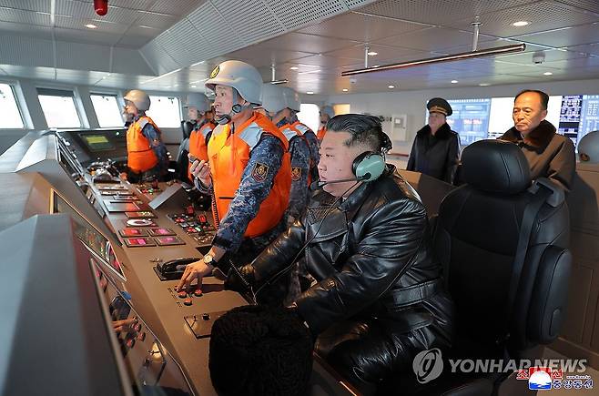 김정은, 최현호서 미사일 시험발사 참관 (평양 조선중앙통신=연합뉴스) 김정은 북한 국무위원장이 지난 3-4일 남포조선소에 있는 구축함 '최현호'에 올라 "해병들의 함운용훈련실태와 함의 성능 및 작전수행능력평가 시험공정을 료해(파악)"했다고 조선중앙통신이 5일 보도했다. 2026.3.5 
    [국내에서만 사용가능. 재배포 금지. For Use Only in the Republic of Korea. No Redistribution] nkphoto@yna.co.kr