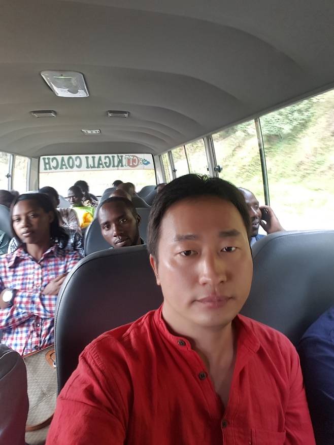 인터뷰를 위해 버스를 타고 이동하는 필자 [김영완 제공. 재판매 및 DB 금지]