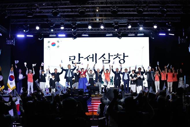미국 애틀랜타한인회 주최 삼일절 기념식서 만세 삼창하는 참석자들 [미국 고려인협회 제공. 재판매 및 DB 금지]