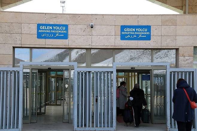 이란 접경의 튀르키예 카프쾨이 검문소 (카프쾨이[튀르키예]=연합뉴스) 김동호 특파원 = 4일(현지시간) 카프쾨이 검문소의 입국 통로가 비어 있다. 2026.3.5 dk@yna.co.kr