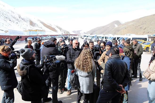 '이란 탈출' 쏠린 시선 (카프쾨이[튀르키예]=연합뉴스) 김동호 특파원 = 4일(현지시간) 카프쾨이 검문소를 통해 입국한 여성 데니즈 누르친이 취재진에 둘러싸여 이야기하고 있다. 2026.3.5 photo@yna.co.kr