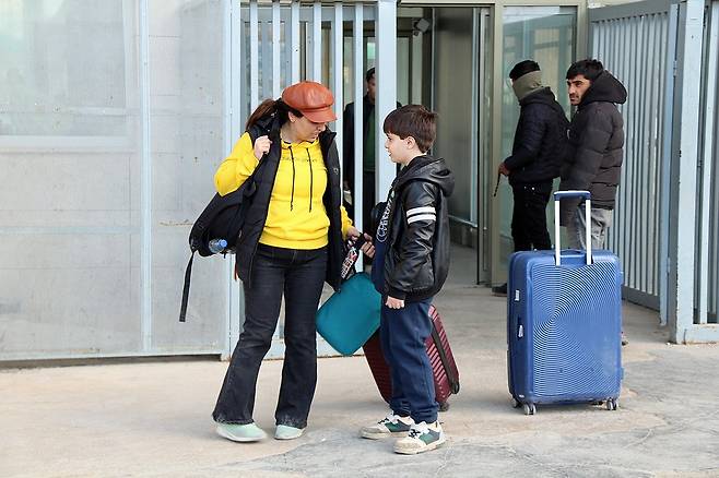 이란에서 빠져나온 가족 (카프쾨이[튀르키예]=연합뉴스) 김동호 특파원 = 4일(현지시간) 카프쾨이 검문소를 통해 이란에서 빠져나온 한 가족. 2026.3.5 dk@yna.co.kr