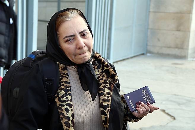 "이란을 사랑한다" (카프쾨이[튀르키예]=연합뉴스) 김동호 특파원 = 4일(현지시간) 카프쾨이 검문소를 통해 나온 한 이란 여성이 취재진과 대화하고 있다. 2026.3.5 photo@yna.co.kr