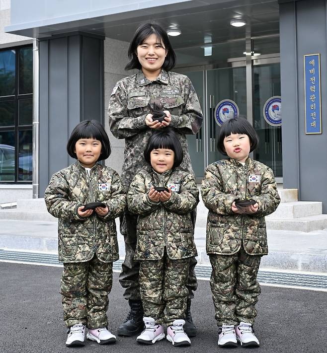 이은주 해군 상사 가족 모발기부 (서울=연합뉴스) 해군 제8전투훈련단 소속 이은주 상사와 세쌍둥이 딸들이 지난달 26일 8전단 예하 예비전력관리전대 건물 앞에서 소아암 아동 돕기를 위해 자른 각 25cm 길이의 머리카락을 손에 들고 기념사진을 촬영하고 있다. [해군 제공]