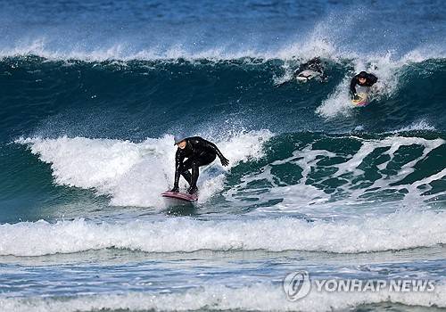파도 타는 서퍼들…양양의 한 해변     (양양=연합뉴스) 유형재 기자 = 4일 강원 양양군의 한 해변에서 서퍼들이 높은 파도를 타며 서핑을 즐기고 있다. 2026.1.4 
    yoo21@yna.co.kr
(끝)