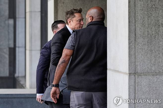 미국 캘리포니아 북부 연방지방법원에 들어서는 일론 머스크 [AP=연합뉴스. 재판매 및 DB 금지]