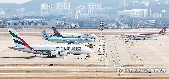 중동 사태로 발 묶인 여객기 (영종도=연합뉴스) 김주형 기자 = 4일 인천국제공항에 에미레이트 항공 A-380 여객기가 계류하고 있다. 
    해당 여객기는 지난달 28일 오후 아랍에미리트(UAE) 두바이에서 인천공항에 도착해 1일 밤 승객을 태우고 두바이로 돌아갈 예정이었지만 중동 사태로 인해 항공편이 결항되며 인천공항에 계류하게 됐다. 2026.3.4 kjhpress@yna.co.kr