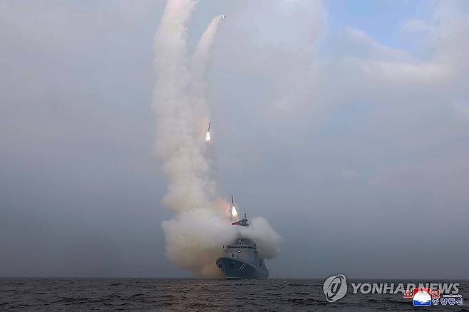 김정은, 최현호서 미사일 시험발사 참관 (평양 조선중앙통신=연합뉴스) 김정은 북한 국무위원장이 지난 3-4일 남포조선소에 있는 구축함 '최현호'에 올라 "해병들의 함운용훈련실태와 함의 성능 및 작전수행능력평가 시험공정을 료해(파악)"했다고 조선중앙통신이 5일 보도했다. 2026.3.5 
    [국내에서만 사용가능. 재배포 금지. For Use Only in the Republic of Korea. No Redistribution] nkphoto@yna.co.kr