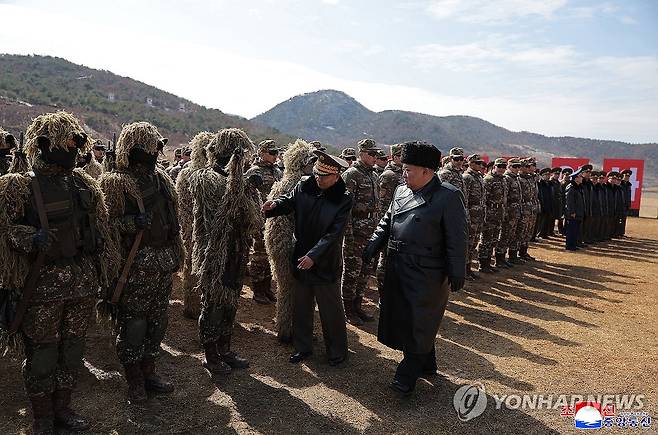 김정은, '저격수의 날' 맞아 사격 경기 관람 (평양 조선중앙통신=연합뉴스) 김정은 북한 국무위원장이 '저격수의 날'을 맞아 진행된 사격경기를 지난 3일 관람했다고 조선중앙통신이 5일 보도했다. 통신은 같은 날 특수작전부대 전투원들의 위력시위 시범출연도 진행됐다고 전했다.2026.3.5 
    [국내에서만 사용가능. 재배포 금지. For Use Only in the Republic of Korea. No Redistribution] nkphoto@yna.co.kr