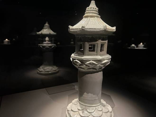 백자 장명등      (서울=연합뉴스) 김예나 기자 = 5일 서울 강남구 호림박물관 신사분관에서 개막한 '미묘지색(微妙之色) -고려 백자와 조선 청자' 특별전에 고려시대 때 만든 것으로 추정되는 백자 장명등이 전시돼 있다. 2026.3.5
    yes@yna.co.kr