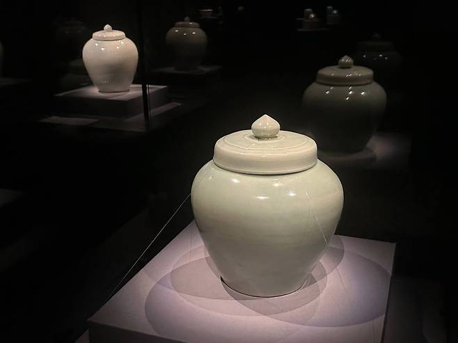 보물로 지정된 유일한 '조선 청자'     (서울=연합뉴스) 김예나 기자 = 5일 서울 강남구 호림박물관 신사분관에서 개막한 '미묘지색(微妙之色) -고려 백자와 조선 청자' 전시에서 보물 '청자 유개항아리'가 공개돼 있다. 조선시대 만들어진 청자 중에서는 유일하게 보물로 지정됐다. 2026.3.5
    yes@yna.co.kr