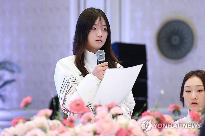 2026 동계올림픽 선수단 격려 오찬, 선수단 답사하는 최가온 선수 (서울=연합뉴스) 김도훈 기자 = 스노보드 국가대표 최가온이 5일 청와대 영빈관에서 열린 2026 밀라노-코르티나담페초 동계올림픽 선수단 격려 오찬에서 이재명 대통령의 격려사에 대해 답사하고 있다. 2026.3.5 superdoo82@yna.co.kr