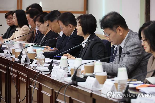 발언하는 이스란 보건복지부 1차관 (서울=연합뉴스) 이정훈 기자 = 이스란 보건복지부 1차관이 5일 서울 종로구 정부서울청사에서 열린 제3차 통합돌봄정책위원회에서 발언하고 있다. 2026.3.5 uwg806@yna.co.kr