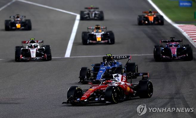 새 시즌 개막을 앞두고 연습 주행 중인 F1 머신들 [로이터=연합뉴스]