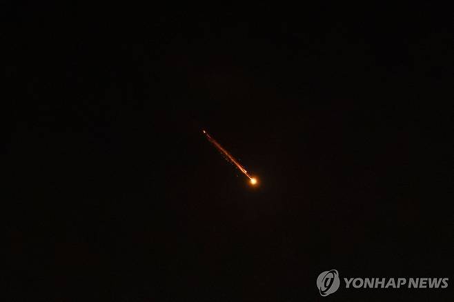 이스라엘 텔아비브 상공의 미사일  [AFP=연합뉴스 자료사진]