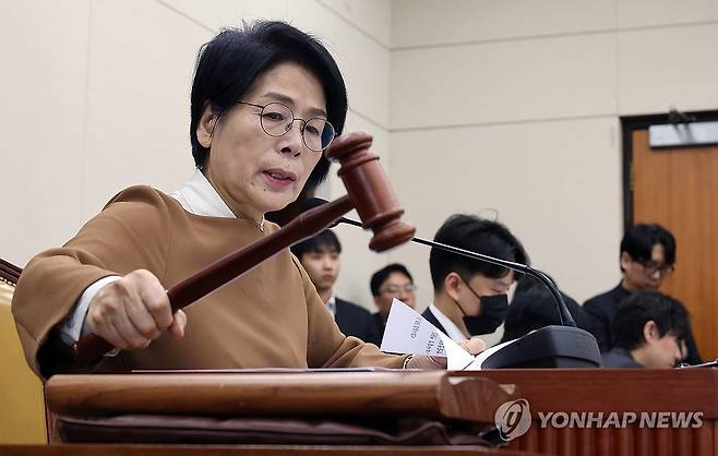 의사봉 두드리는 최민희 과방위원장 (서울=연합뉴스) 이동해 기자 = 최민희 과방위원장이 25일 국회에서 열린 과학기술정보방송통신위원회 전체회의에서 의사봉을 두드리고 있다. 2026.2.25 eastsea@yna.co.kr