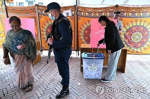 네팔 수도 카트만두서 총선 투표하는 유권자들 [AFP 연합뉴스. 재판매 및 DB 금지]