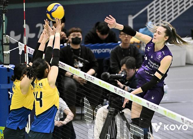 공격하는 흥국생명의 레베카(오른쪽) [한국배구연맹 제공. 재판매 및 DB 금지]