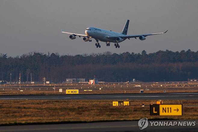 오만 무스카트 공항 이륙하는 독일 항공기 [AP 연합뉴스 자료사진. 재판매 및 DB 금지]