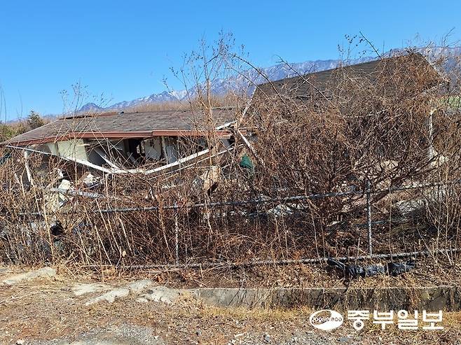 6일 포천 공군 전투기 오폭사고가 일어난 지 1년이 됐다. 당시 피해를 입었던 민가가 보상비가 적어 아직도 수리도 못하고 방치되고 있다. 김두현 기자