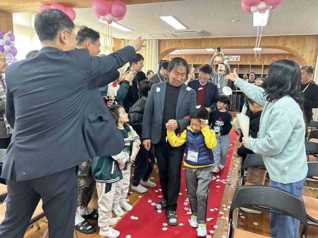 지난 3일 통영 욕지초등학교에서 신입생 입학식이 열리고 있다./통영 욕지초/
